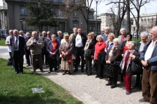 10. Clanovi Saveza kod spomenika, 1