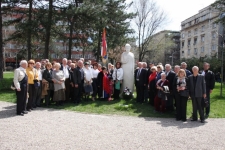 15. Zajednicki snimak clanova Sveza kod spomenika, 1