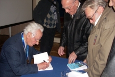 11.-Djordje-Stanic-potpisuje-kwigu