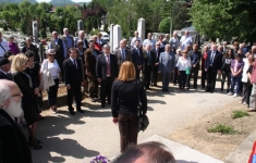 Минут ћутања пред спомеником