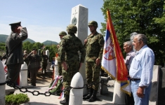 Припадници ВС одају пошту