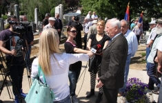 12 Љ. Марковић даје изјаву за медије