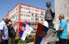 14. Делегација Савеза пред спомеником