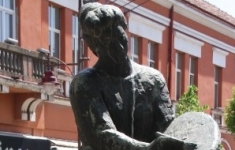 15. Споменик Надежде Петровић у Чачку