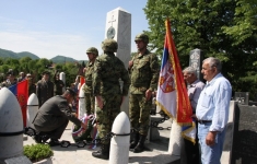 4. Припадници ВС полажу венац
