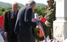 9. Чланови Савеза поласжу венац